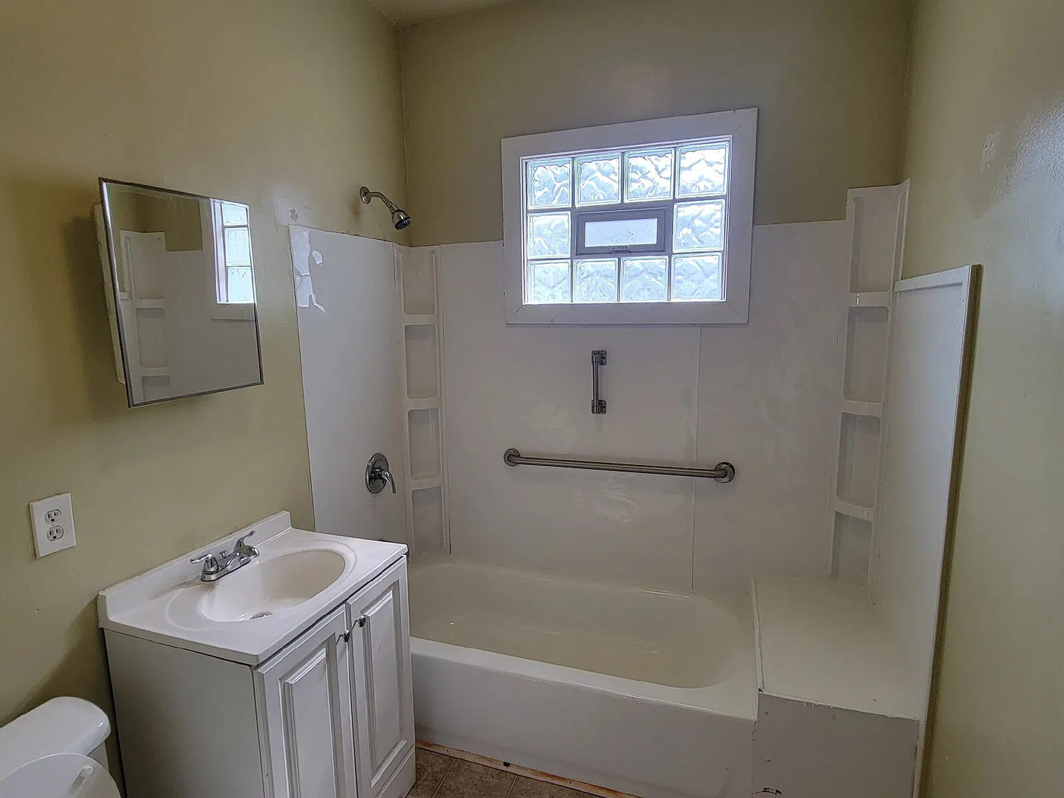 3 bed, 1.0 bath, $945 — Photo 2