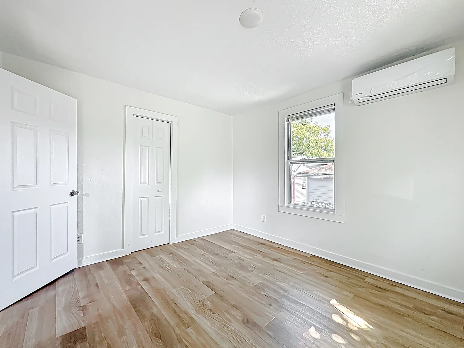 844 Tyler St — Photo 4