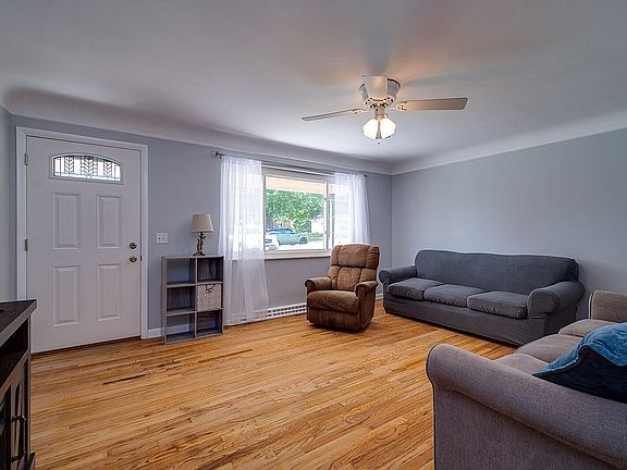 3rd image of 6678 Woodcrest Dr