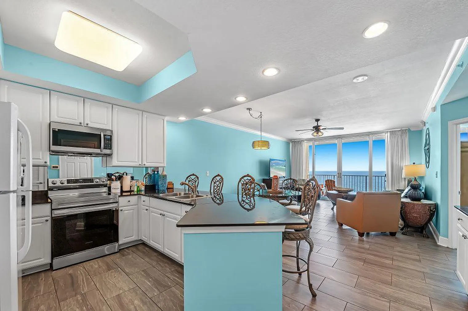 3 bed, 3.0 bath, 1410 sqft, $4,769 — Photo 2