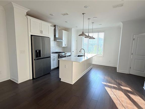 3rd image of 605 Millcroft Blvd