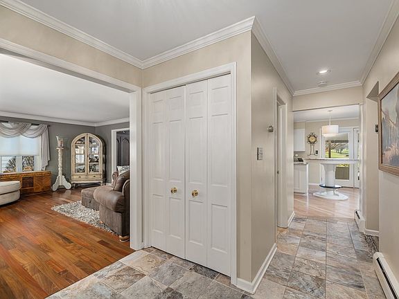 4th image of 925 Country Club Ln