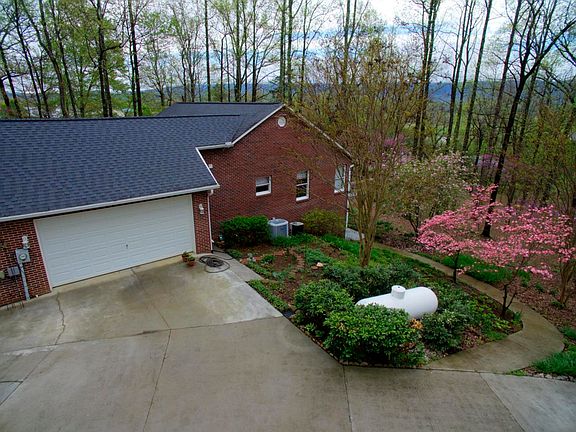 3rd image of 1628 Briar Hill Way