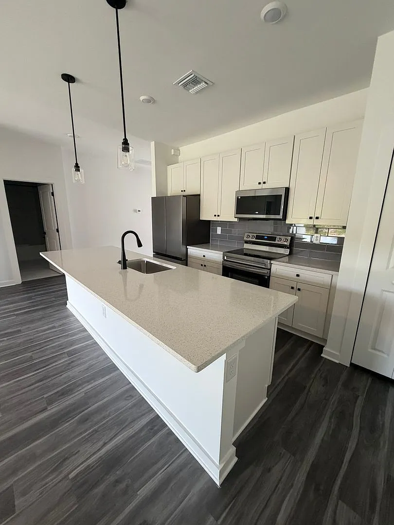 3 bed, 2.0 bath, 1196 sqft, $1,660 — Photo 1