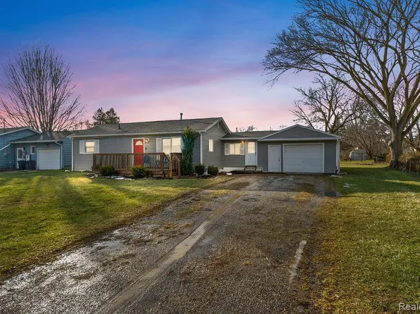 2072 Sandalwood Dr, Burton, MI 48519