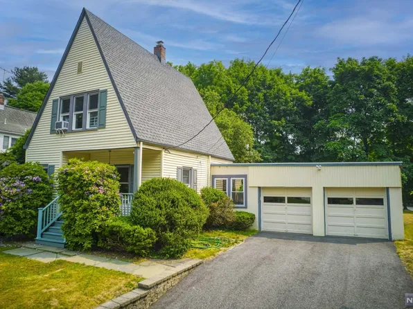 6 Cottage Pl, Allendale, NJ 07401