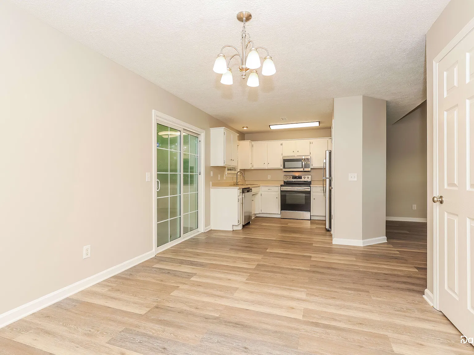 3 bed, 2.0 bath, 1377 sqft, $1,930 — Photo 4
