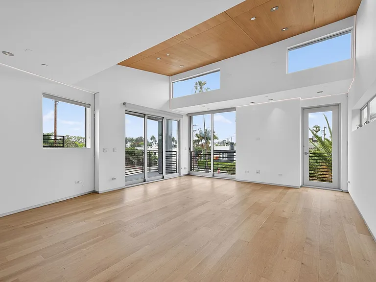 404 Grand Blvd — Photo 3