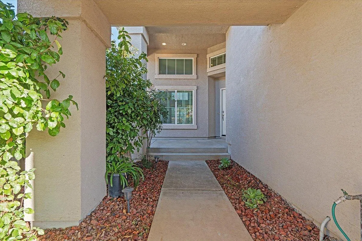 4 bed, 2108 sqft, $2,800 — Photo 2