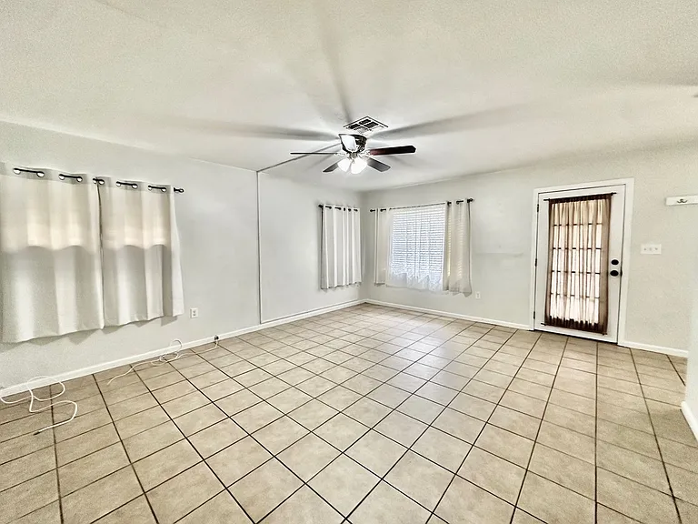 1727 Douglas Ave — Photo 6