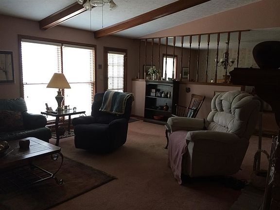 2nd image of 822 Lois Ln