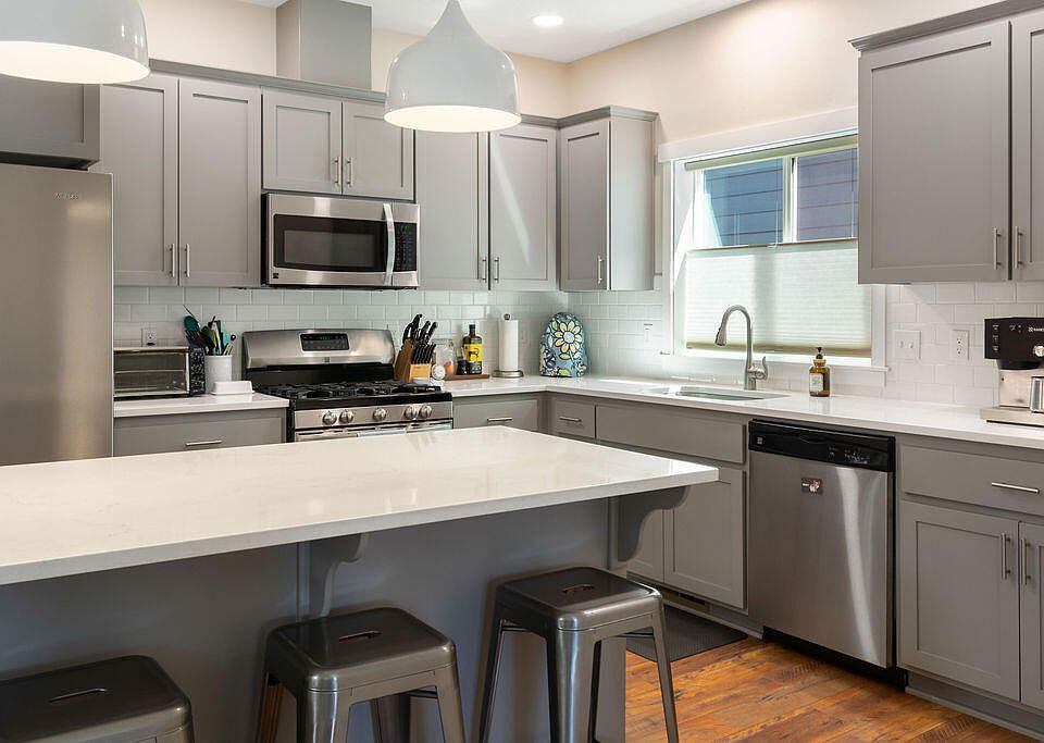 1st image of 516 SE Gleneden Pl