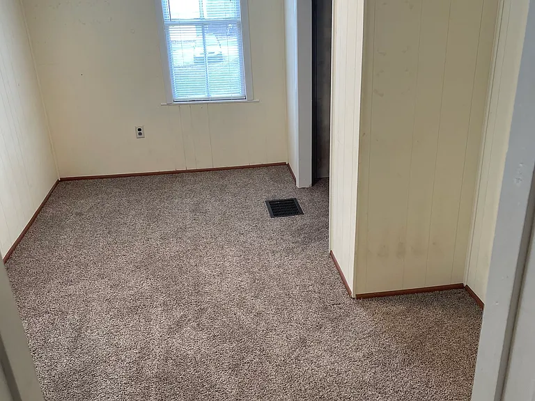 321 E Burd St — Photo 12