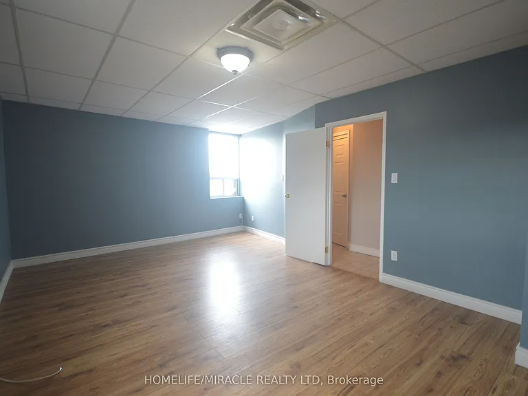 64 Holland St W #1 — Photo 15