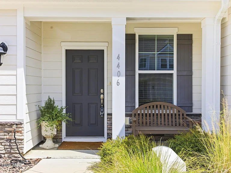 4406 Finch Ln — Photo 2