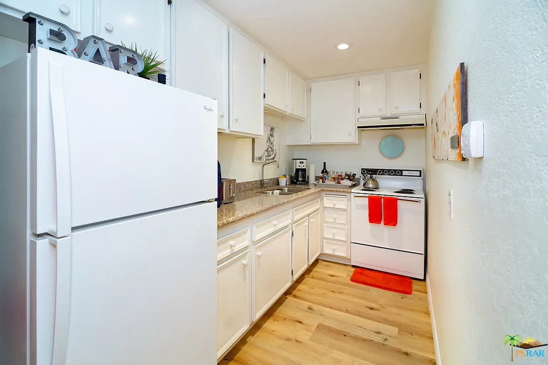 550 N Villa Ct — Photo 2