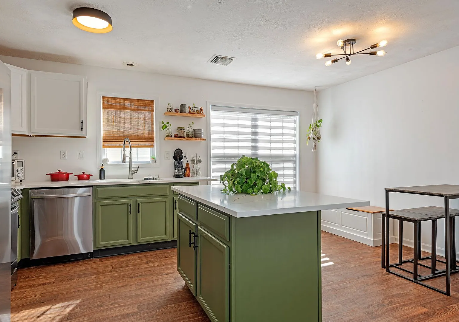 Beautiful Annual Rental Furnished Or Unfurnished Now Available — Photo 2