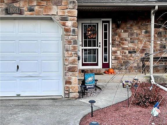 3rd image of 8051 Heritage Dr