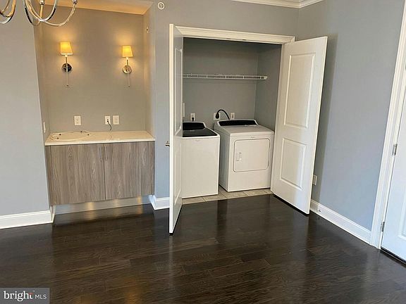 5th image of 200 N Sycamore St APT 3L