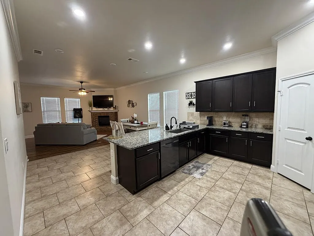 3 bed, 2.0 bath, 1964 sqft, $3,500 — Photo 2