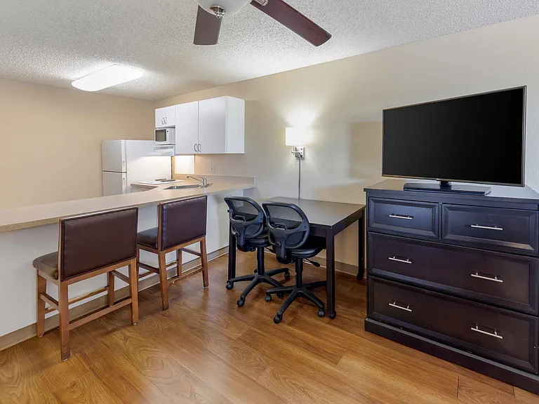 1 Bedroom Suite - 1 King Bed