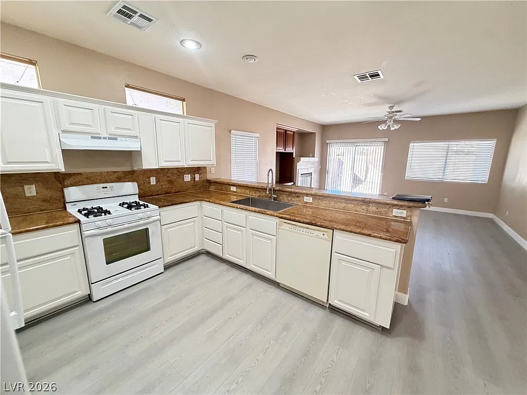3 bed, 2.0 bath, 2150 sqft, $2,280 — Photo 2