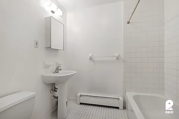 Rented by REZI | media 10