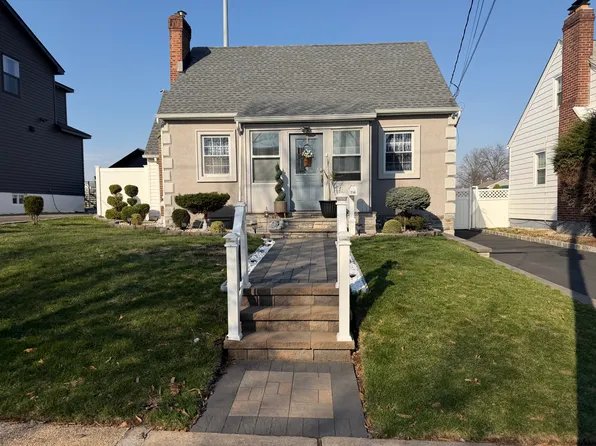 710 Lindegar St, Linden, NJ 07036