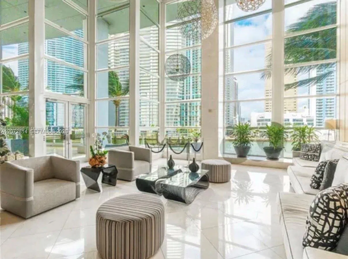Carbonell Condo — Photo 2