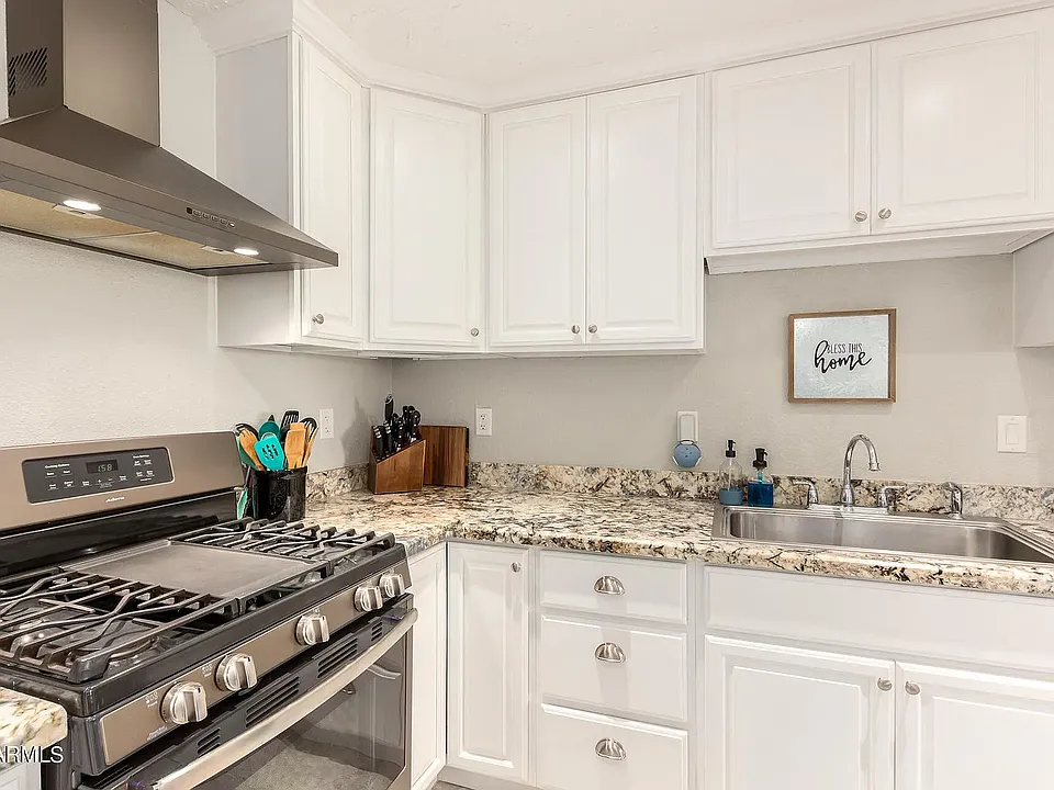 3402 W Laurel Ln