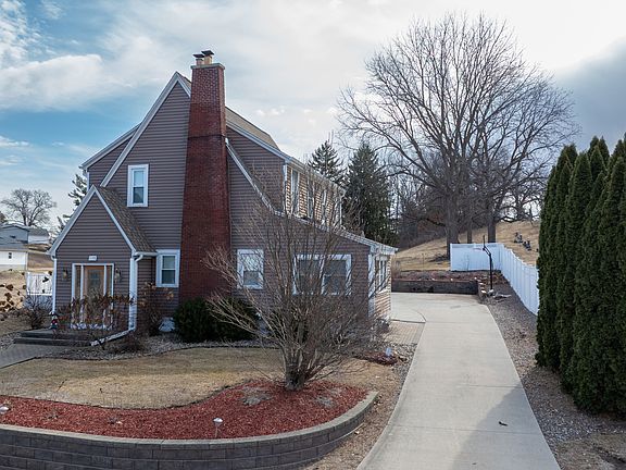 2nd image of 105 S Bluff St