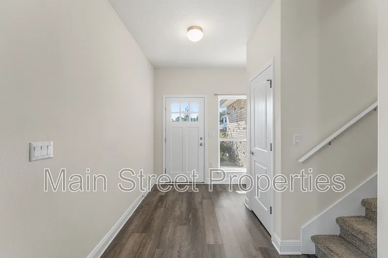 4 bed, 2.5 bath, 2025 sqft, $2,195 — Photo 4