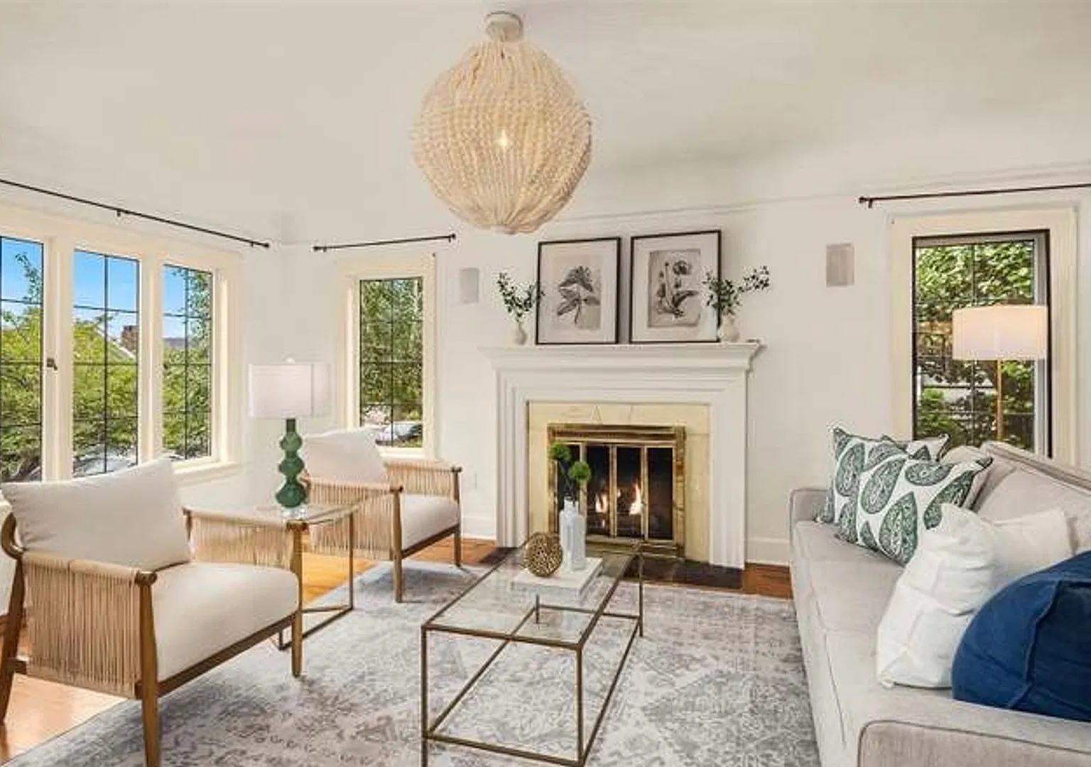 Lovingly Maintained 3 bed, 3 bath Laurelhurst Tudor — Photo 2