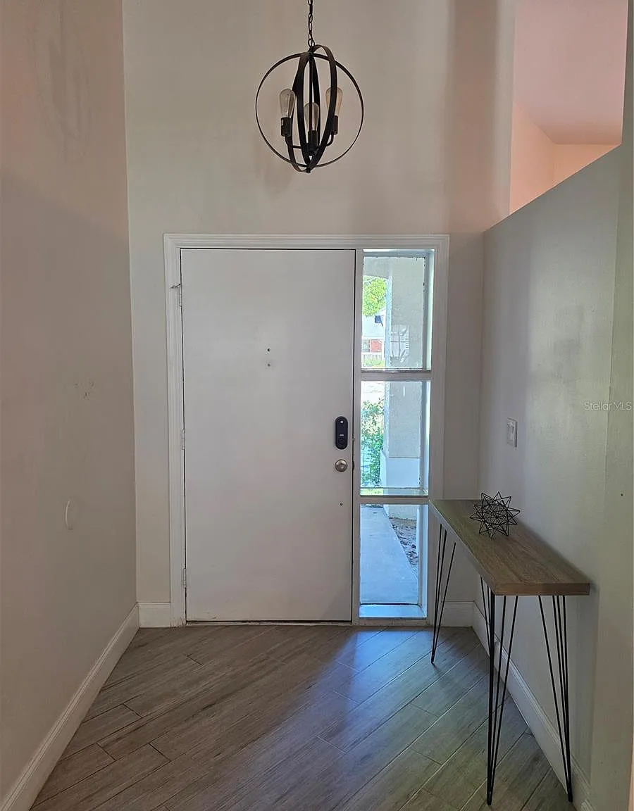 4 bed, 2522 sqft, $4,200 — Photo 2