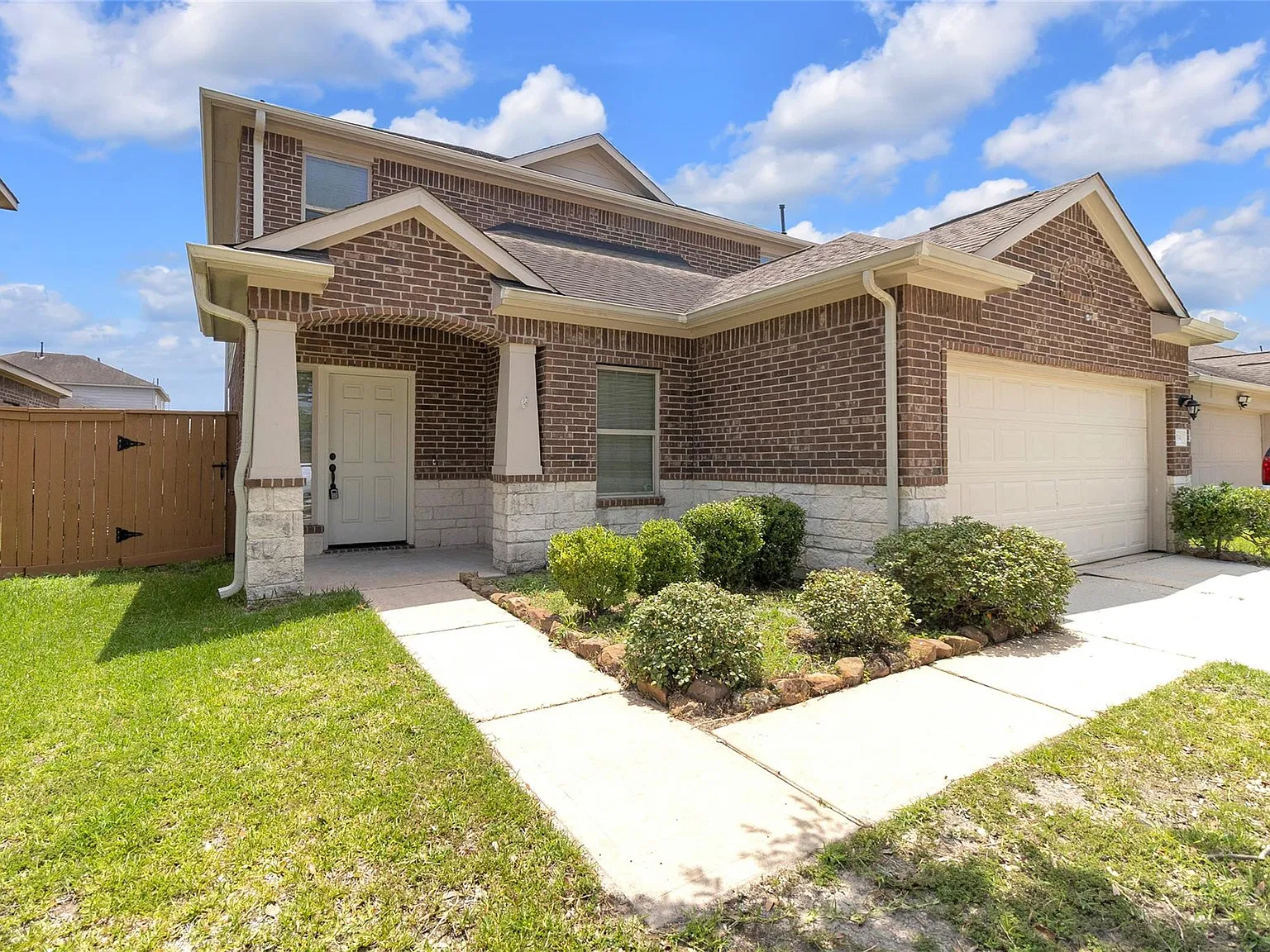 4 bed, 2.5 bath, 2091 sqft, $2,400 — Photo 2