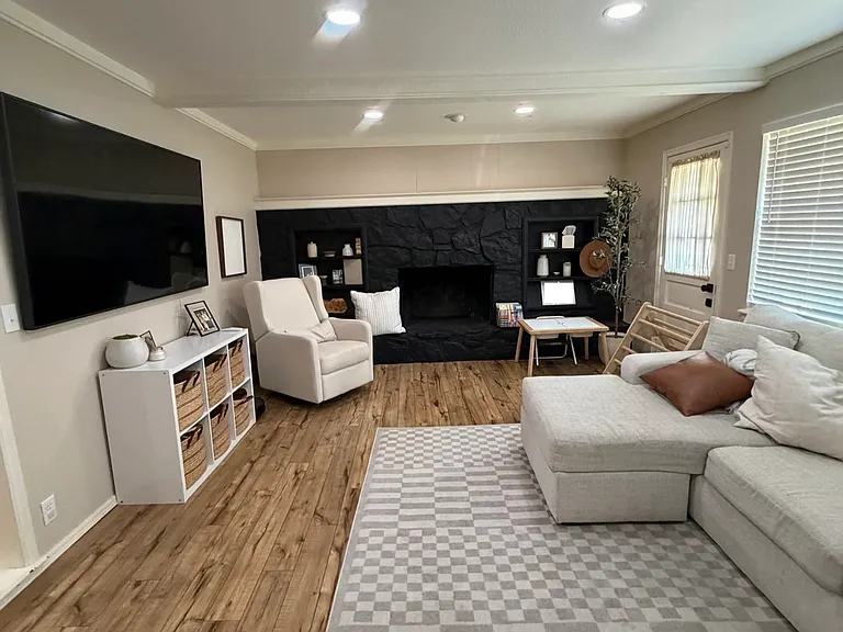 209 Elwood Dr — Photo 3