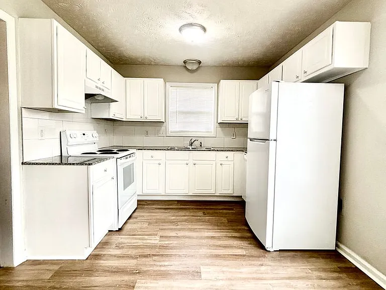 121 Raymond St — Photo 4
