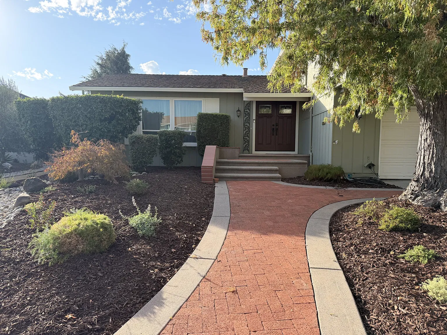 4 bed, 2.5 bath, 2240 sqft, $6,100 — Photo 2
