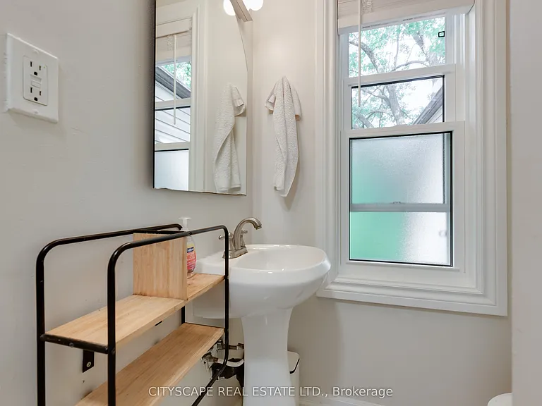 193 Coxwell Ave #UPPER — Photo 15