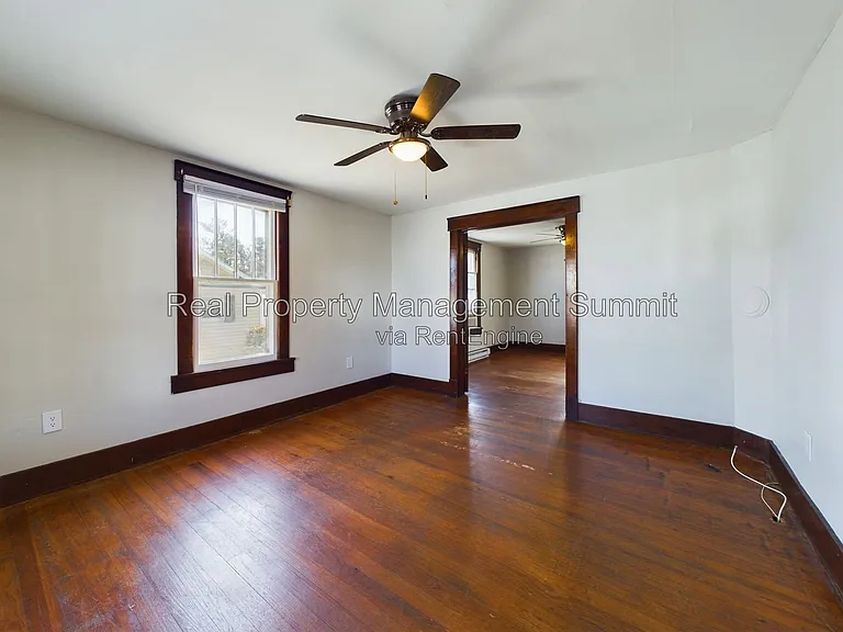 2408 Poplar St — Photo 3