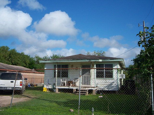 2nd image of 1925 Miramar Dr