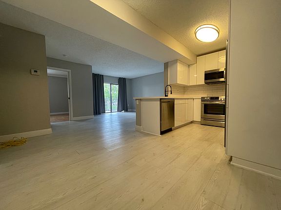 5th image of 251 Palm Cir W APT 201