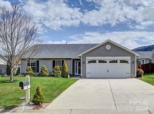 10 Woodthorn Rd, Weaverville, NC 28787