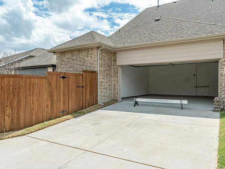 908 Utica Dr — Photo 40