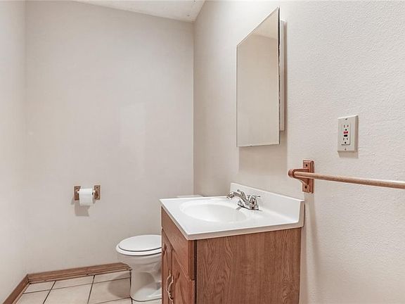 5th image of 64555 Ash St