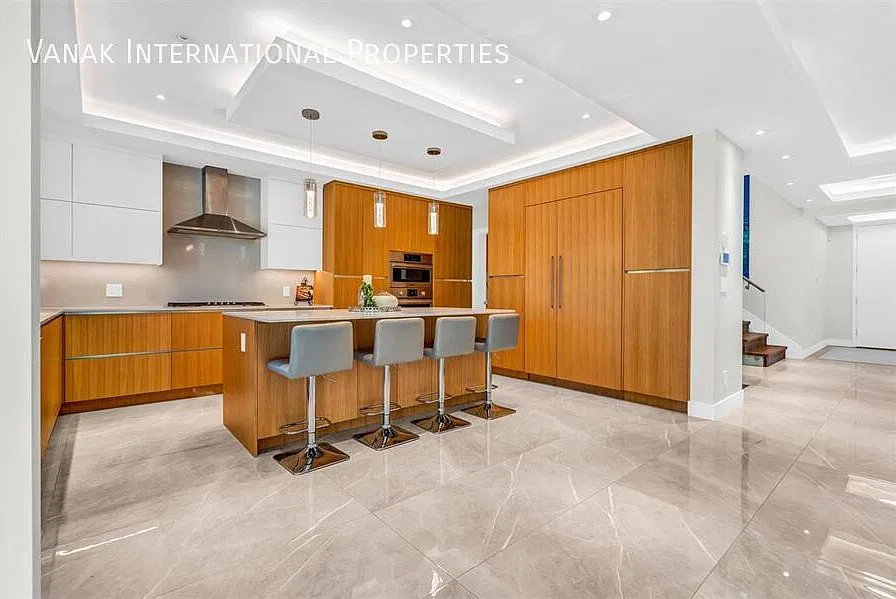 5 Bed / 5.5 Bath House in North Vancouver — Photo 2