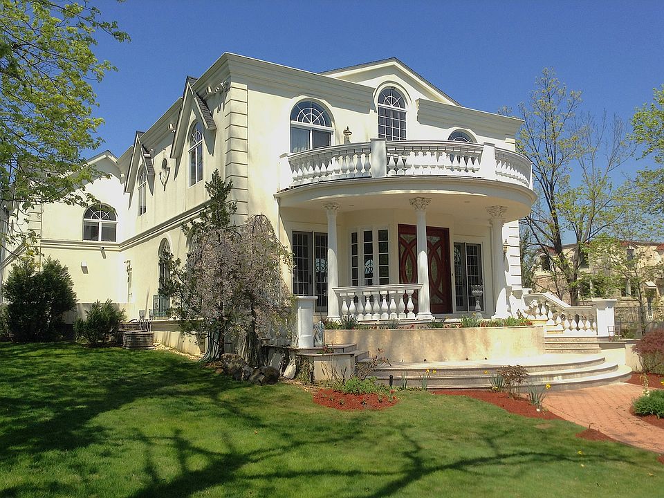 1st image of 8 Hewlett Ln