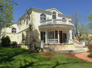 8 Hewlett Ln, Great Neck, NY 11024