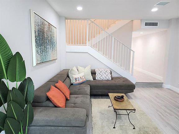 4th image of 572 SE 20th Ave #3