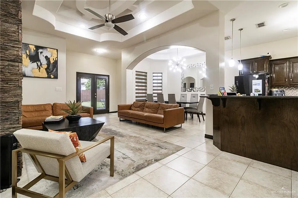 3 bed, 2.5 bath, 1948 sqft, $2,000 — Photo 2